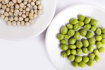 Image showing Fresh and dried green peas on plate