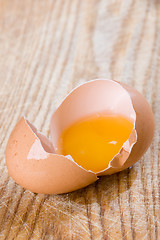 Image showing broken brown egg