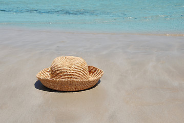 Image showing Hat on sand by sea