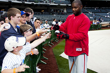 Image showing Ryan Howard signing fans baseball