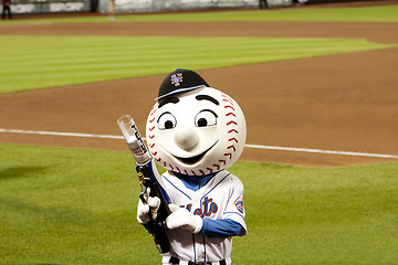 Image showing Mr. Mets with T-Shirt gun