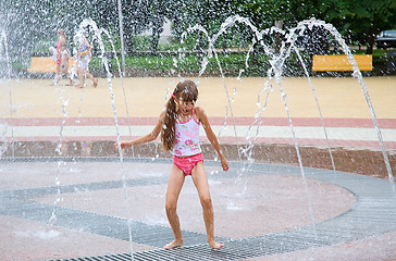 Image showing The girl and a fountain