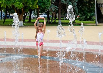 Image showing The girl and a fountain