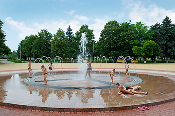 Image showing Children and a fountain