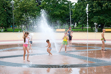 Image showing Children and a fountain