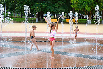 Image showing Children and a fountain