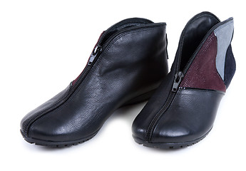 Image showing Feminine leather shoe with corduroy insertion