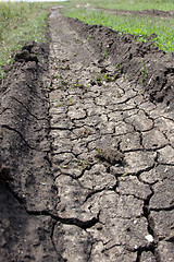 Image showing Cracked road track. Ïîòðåñêàâøàÿñÿ äîðîæíàÿ êîëåÿ