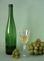 Image showing White wine and grapes