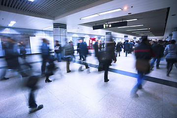 Image showing rushing people