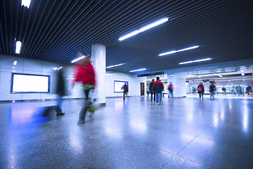 Image showing rushing people