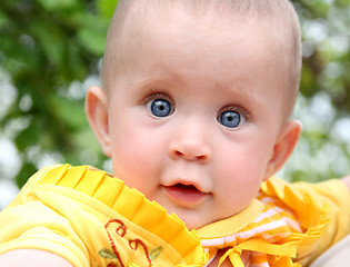 Image showing looking baby in yellow 