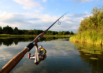 Image showing spinning and lake