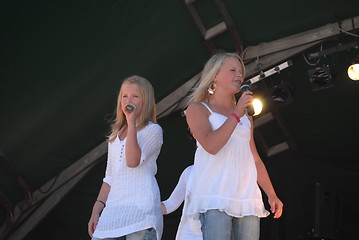 Image showing Lisa and Sofie BÃ¸rud