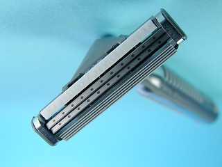 Image showing Shaving device over blue