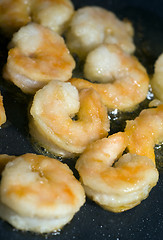 Image showing shrimp cooking in frying pan