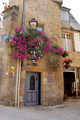 Image showing Flowers over a doorway in Sarlat