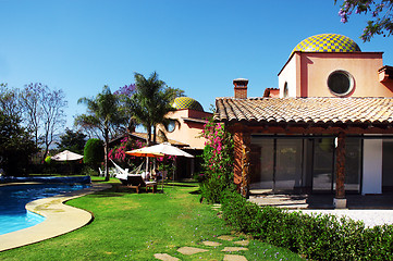 Image showing Luxury hotel with swimming pool