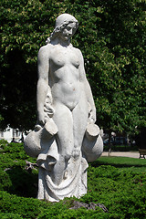 Image showing White statue of woman in the city park