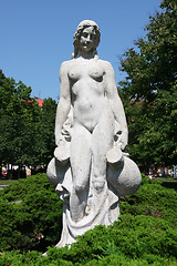 Image showing White statue of woman in the city park