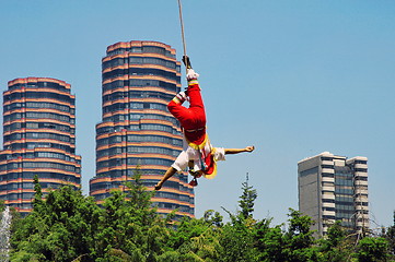 Image showing Builder hanging from building in Mexico city