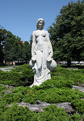 Image showing White statue of woman in the city park