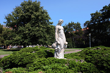 Image showing White statue of woman in the city park