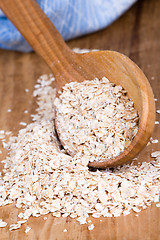 Image showing oat flakes in wooden spoon 