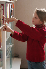 Image showing Choosing a book