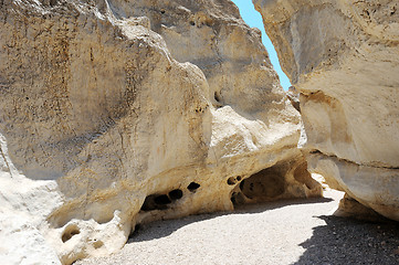 Image showing White stones of Makhtesh Ramon