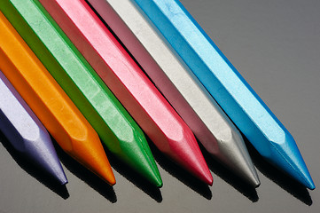 Image showing Pearl wax crayons.