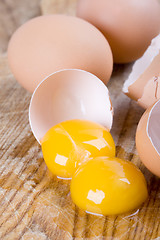 Image showing broken brown eggs 