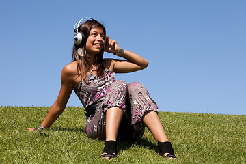 Image showing young teenagerlistening music