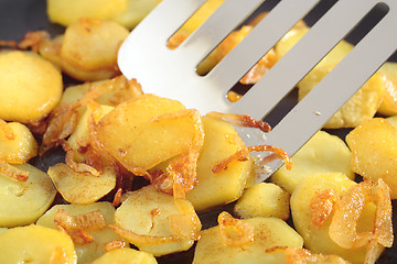 Image showing Fried potatoes' slices