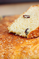 Image showing Yeast sponge cake with raisins