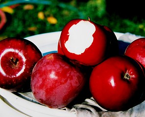 Image showing apples on a plate