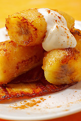 Image showing Baked caramelized bananas with cream