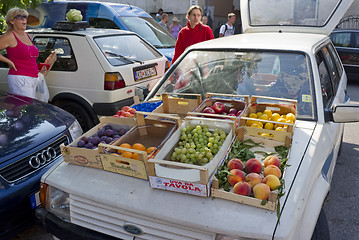 Image showing Selling from the car