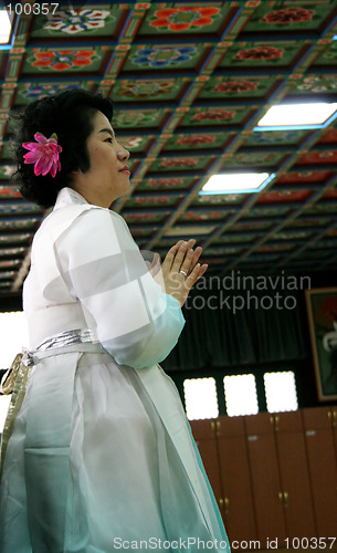 Image of Korean woman in traditional clothing