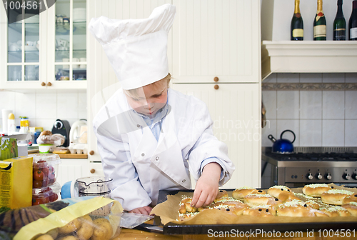 Image of garnishing sweet bread