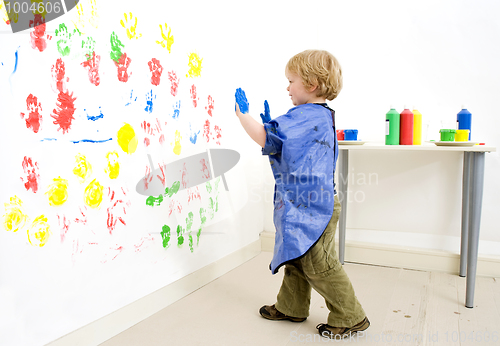 Image of Boy ready to fingerpaint