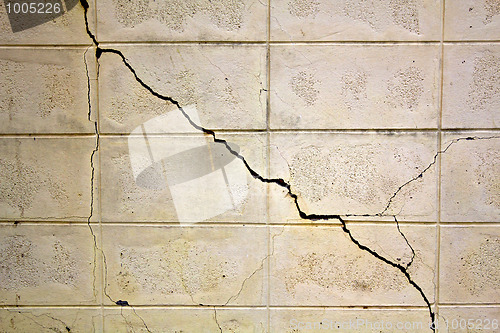 Image of Pronounced crack in a wall running diagonally with extra texture