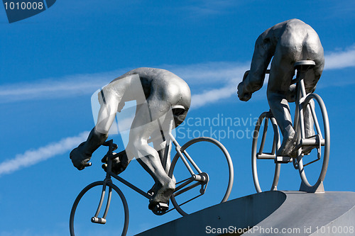 Image of Two cyclists and their muscles