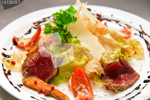 Image of salad with roast beef