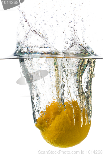 Image of Lemon falling in a water