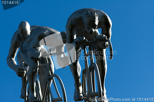 Image of Three cyclists in a downhill
