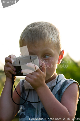 Image of The child photographs.