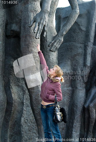Image of The girl near a sculpture