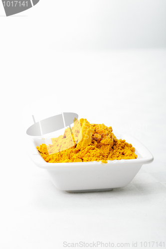 Image of Saffron spice in white dish