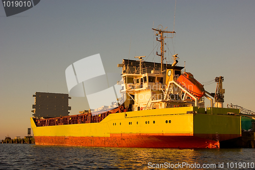 Image of The dry-cargo ship is ready to filling